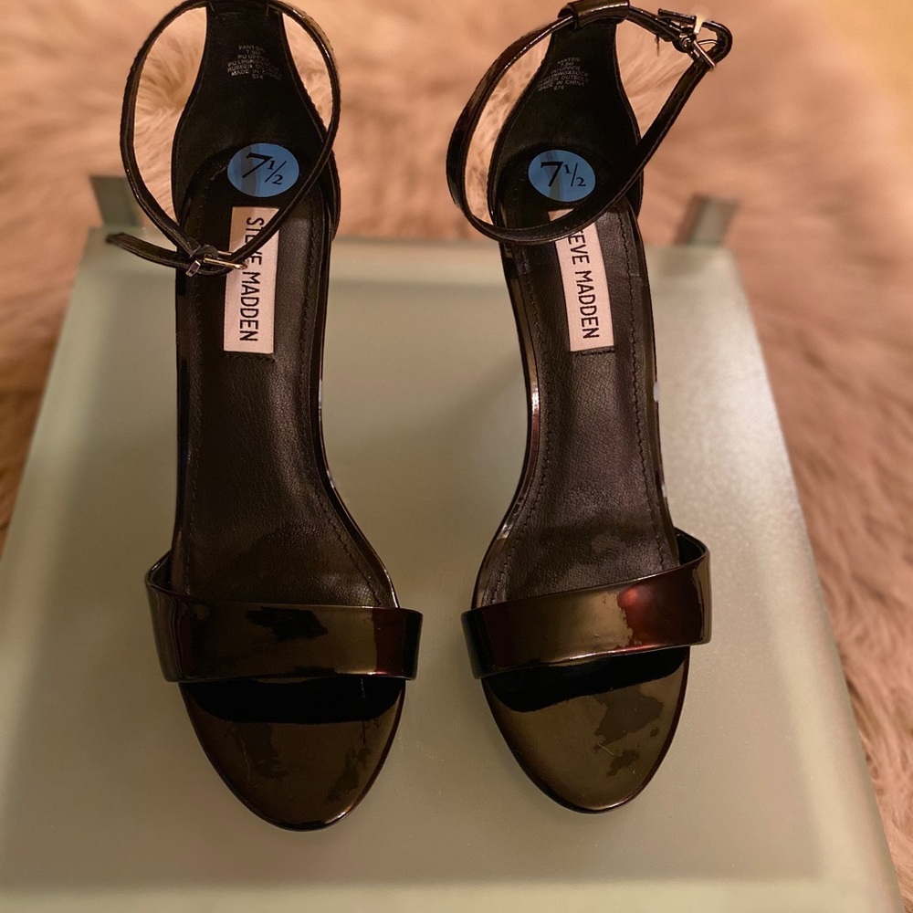 Steve Madden Patent Leather Ankle Strap Sandal - Picture 5 of 7